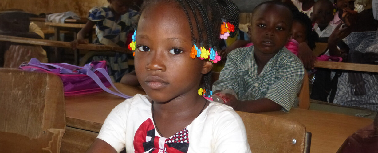 Malgré les progrès, les filles en Afrique ont encore moins accès à l’éducation que les garçons et sont davantage victimes de discrimination.