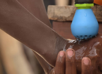 Les systèmes installés par Morija, équipés de robinets « goutte à goutte », permettent de limiter le gaspillage d’eau tout en facilitant l’accès à une hygiène de qualité.