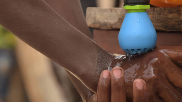 Les systèmes installés par Morija, équipés de robinets « goutte à goutte », permettent de limiter le gaspillage d’eau tout en facilitant l’accès à une hygiène de qualité.