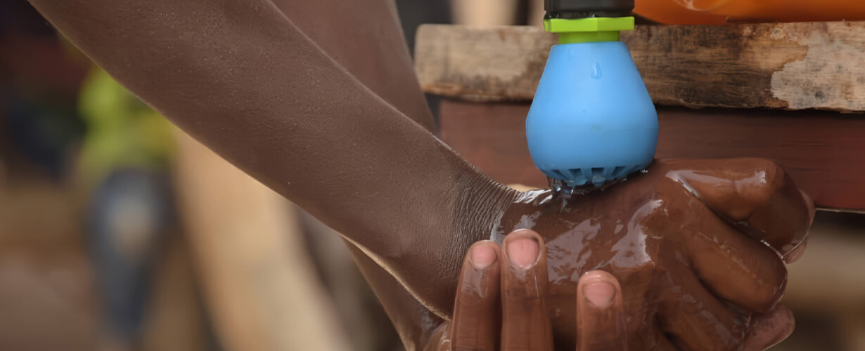 Les systèmes installés par Morija, équipés de robinets « goutte à goutte », permettent de limiter le gaspillage d’eau tout en facilitant l’accès à une hygiène de qualité.