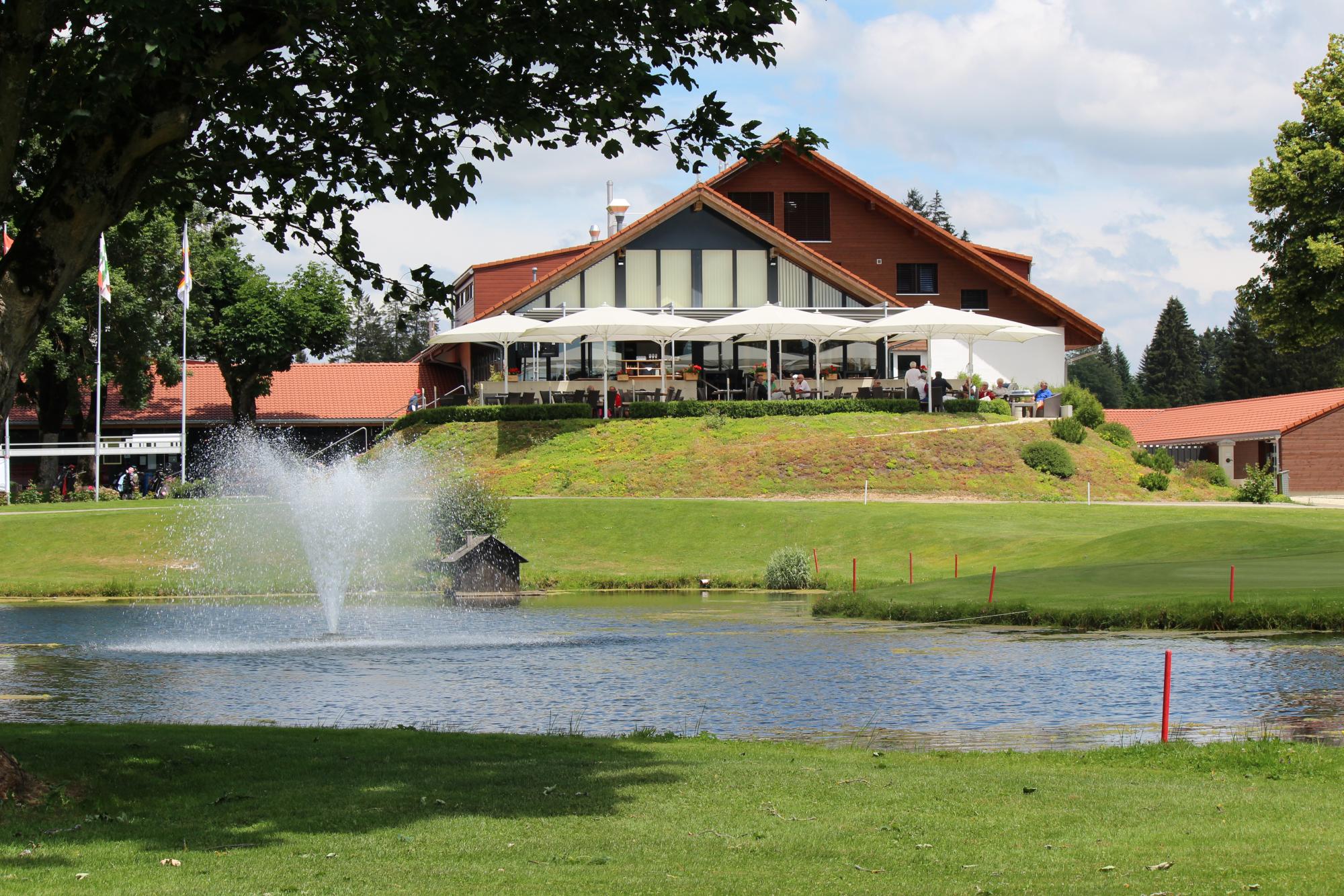 Façade du du Golf Les Bois.